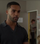 Emily_in_Paris_S02E05_WEBRip_x264-ION10_0756.jpg