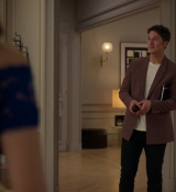 Emily_in_Paris_S02E05_WEBRip_x264-ION10_0868.jpg