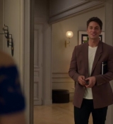 Emily_in_Paris_S02E05_WEBRip_x264-ION10_0869.jpg