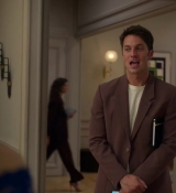 Emily_in_Paris_S02E05_WEBRip_x264-ION10_0872.jpg