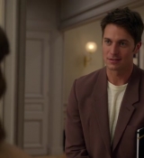 Emily_in_Paris_S02E05_WEBRip_x264-ION10_0875.jpg