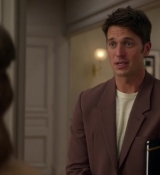 Emily_in_Paris_S02E05_WEBRip_x264-ION10_0879.jpg