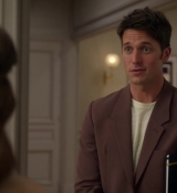 Emily_in_Paris_S02E05_WEBRip_x264-ION10_0880.jpg