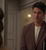 Emily_in_Paris_S02E05_WEBRip_x264-ION10_0882.jpg