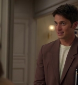 Emily_in_Paris_S02E05_WEBRip_x264-ION10_0897.jpg