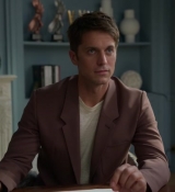 Emily_in_Paris_S02E05_WEBRip_x264-ION10_0918.jpg