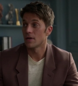 Emily_in_Paris_S02E05_WEBRip_x264-ION10_0938.jpg