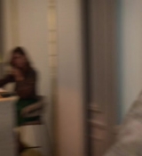 Emily_in_Paris_S02E05_WEBRip_x264-ION10_1037.jpg