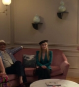 Emily_in_Paris_S02E05_WEBRip_x264-ION10_1039.jpg