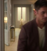 Emily_in_Paris_S02E05_WEBRip_x264-ION10_1123.jpg