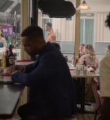 Emily_in_Paris_S02E05_WEBRip_x264-ION10_1328.jpg