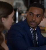 Emily_in_Paris_S02E05_WEBRip_x264-ION10_1389.jpg