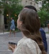 Emily_in_Paris_S02E05_WEBRip_x264-ION10_1520.jpg