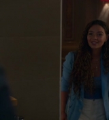 Emily_in_Paris_S02E05_WEBRip_x264-ION10_1754.jpg