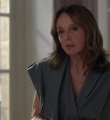 Emily_in_Paris_S02E05_WEBRip_x264-ION10_1916.jpg