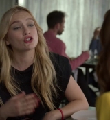 Emily_in_Paris_S02E05_WEBRip_x264-ION10_2040.jpg