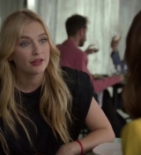 Emily_in_Paris_S02E05_WEBRip_x264-ION10_2043.jpg