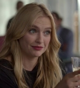 Emily_in_Paris_S02E05_WEBRip_x264-ION10_2092.jpg