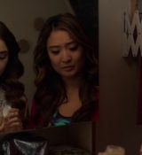 Emily_in_Paris_S02E05_WEBRip_x264-ION10_2174.jpg