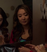 Emily_in_Paris_S02E05_WEBRip_x264-ION10_2178.jpg
