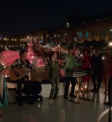 Emily_in_Paris_S02E05_WEBRip_x264-ION10_2298.jpg