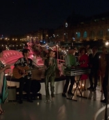 Emily_in_Paris_S02E05_WEBRip_x264-ION10_2299.jpg