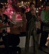 Emily_in_Paris_S02E05_WEBRip_x264-ION10_2339.jpg