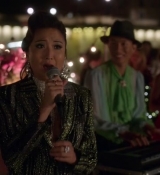 Emily_in_Paris_S02E05_WEBRip_x264-ION10_2351.jpg