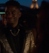 Emily_in_Paris_S02E05_WEBRip_x264-ION10_2444.jpg