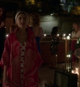 Emily_in_Paris_S02E05_WEBRip_x264-ION10_2457.jpg