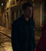 Emily_in_Paris_S02E05_WEBRip_x264-ION10_2607.jpg