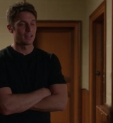Emily_in_Paris_S02E06_WEBRip_x264-ION10_0079.jpg