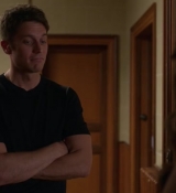 Emily_in_Paris_S02E06_WEBRip_x264-ION10_0096.jpg