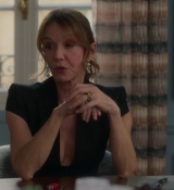 Emily_in_Paris_S02E06_WEBRip_x264-ION10_0193.jpg