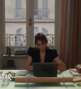 Emily_in_Paris_S02E06_WEBRip_x264-ION10_0315.jpg