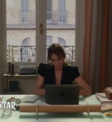 Emily_in_Paris_S02E06_WEBRip_x264-ION10_0316.jpg