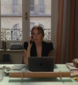 Emily_in_Paris_S02E06_WEBRip_x264-ION10_0323.jpg