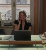 Emily_in_Paris_S02E06_WEBRip_x264-ION10_0336.jpg