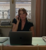 Emily_in_Paris_S02E06_WEBRip_x264-ION10_0352.jpg