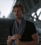 Emily_in_Paris_S02E06_WEBRip_x264-ION10_0356.jpg