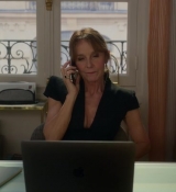 Emily_in_Paris_S02E06_WEBRip_x264-ION10_0367.jpg