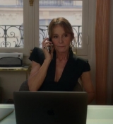 Emily_in_Paris_S02E06_WEBRip_x264-ION10_0368.jpg