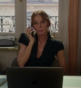 Emily_in_Paris_S02E06_WEBRip_x264-ION10_0373.jpg