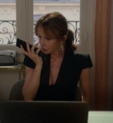 Emily_in_Paris_S02E06_WEBRip_x264-ION10_0378.jpg