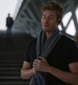 Emily_in_Paris_S02E06_WEBRip_x264-ION10_0387.jpg