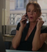 Emily_in_Paris_S02E06_WEBRip_x264-ION10_0389.jpg