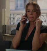 Emily_in_Paris_S02E06_WEBRip_x264-ION10_0390.jpg