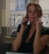 Emily_in_Paris_S02E06_WEBRip_x264-ION10_0391.jpg