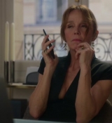 Emily_in_Paris_S02E06_WEBRip_x264-ION10_0392.jpg