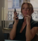 Emily_in_Paris_S02E06_WEBRip_x264-ION10_0393.jpg